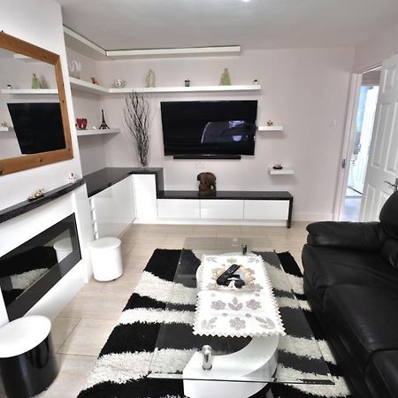 Immaculate 2-Bed Apartment In Isleworth By River Exterior foto
