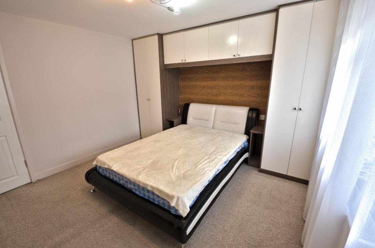 Immaculate 2-Bed Apartment In Isleworth By River Exterior foto