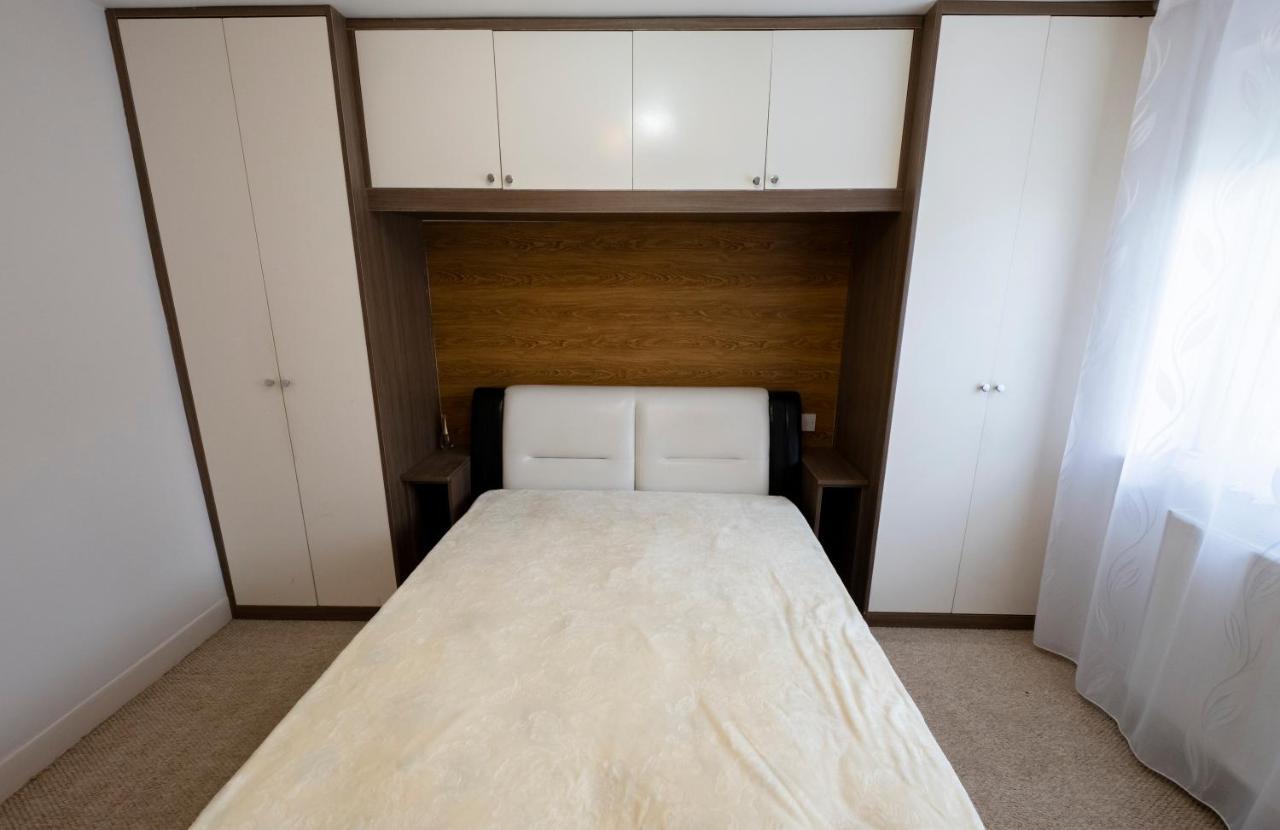 Immaculate 2-Bed Apartment In Isleworth By River Exterior foto
