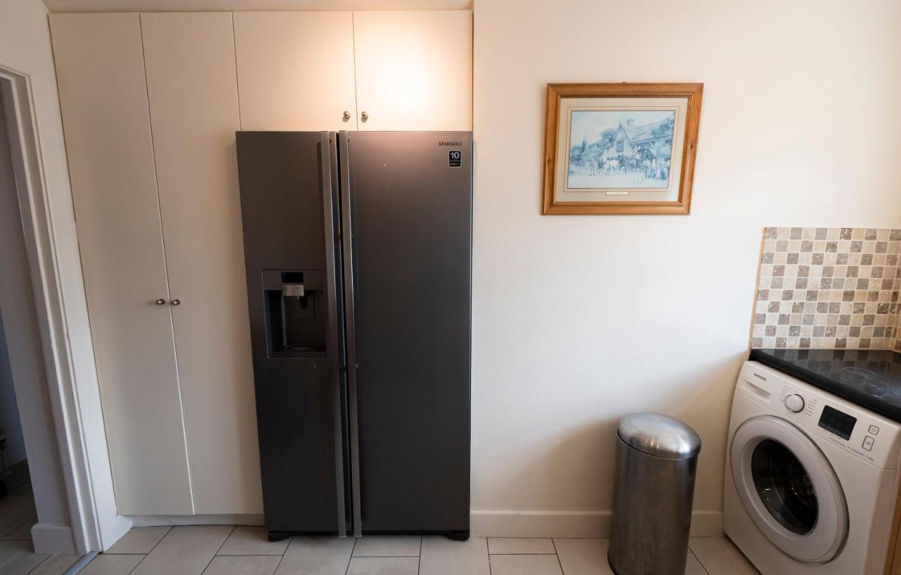 Immaculate 2-Bed Apartment In Isleworth By River Exterior foto